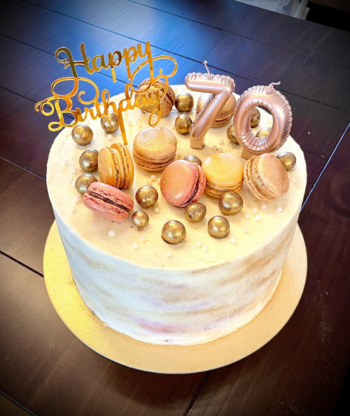 Schokoladentorte mit Erdbeeren und Bananen