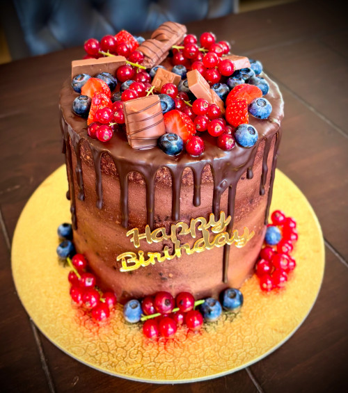 Mousse-au-Chocolat-Torte mit Beeren