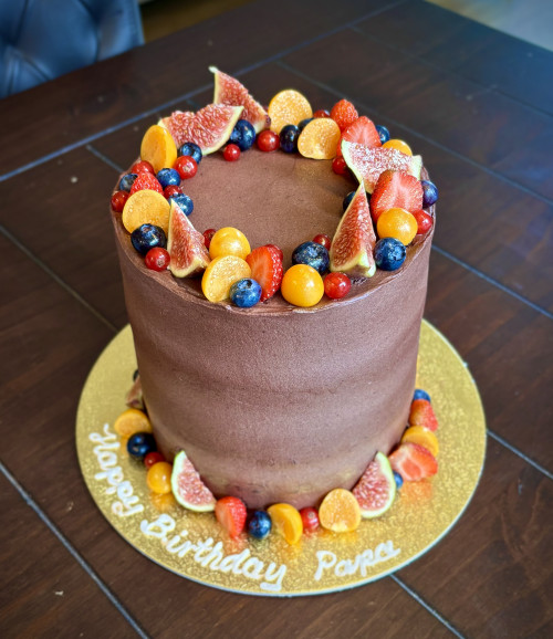 Schokoladen-Torte mit Früchten