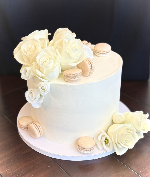 White & Clean Wedding Cake