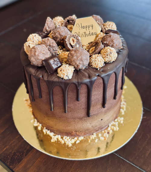 Haselnuss-Torte mit Preiselbeeren