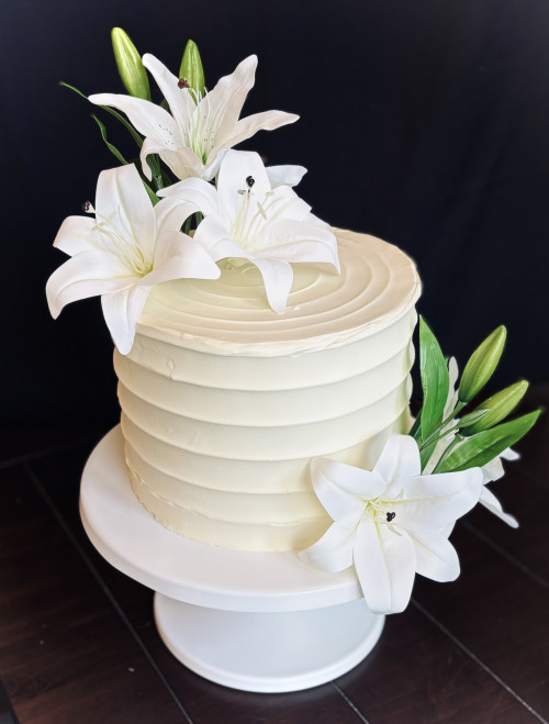 White & Clean Wedding Cake