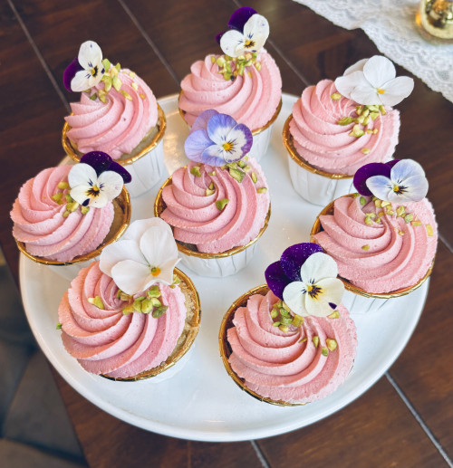 Lemon Cupcakes mit Pistaziencreme und Erdbeer-Topping