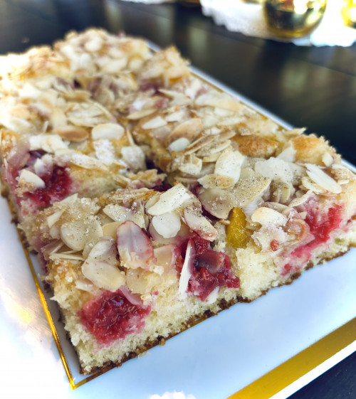 Blechkuchen mit Mandel-Zuckerkruste